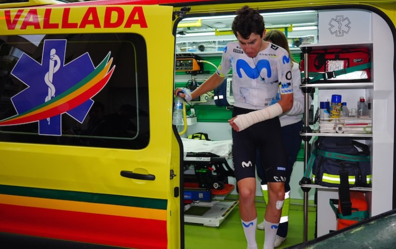 girodociclismo.com.br cian uijtdebroeks abandona a volta a valencia ciclista da bahrain victorious tambem envolvido na queda tem fratura confirmada image 2