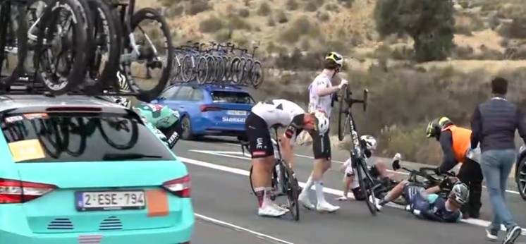 girodociclismo.com.br cian uijtdebroeks abandona a volta a valencia ciclista da bahrain victorious tambem envolvido na queda tem fratura confirmada image