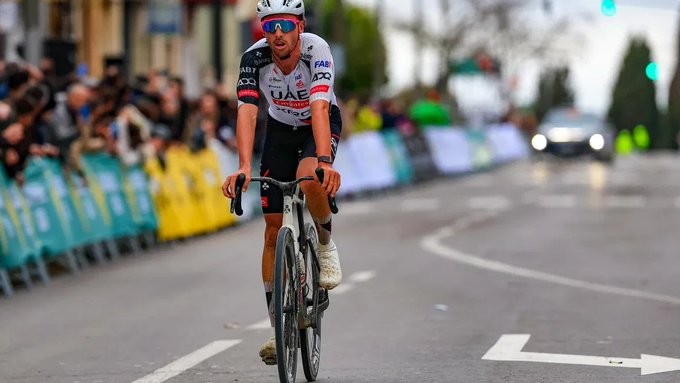 girodociclismo.com.br ciclista da uae emirates emite nota de desculpas desclassificacao marca final polemico para jan christen na clasica jaen image 1