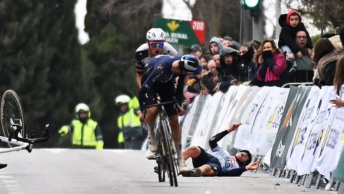 girodociclismo.com.br ciclista da uae emirates emite nota de desculpas desclassificacao marca final polemico para jan christen na clasica jaen image