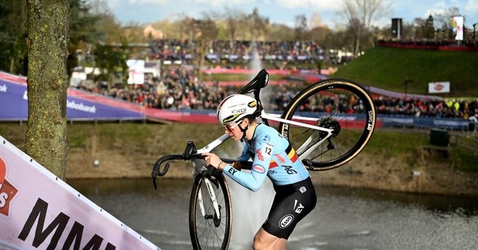 girodociclismo.com.br ciclista e desclassificada apos briga durante o campeonato mundial de ciclocross assista o video image 1
