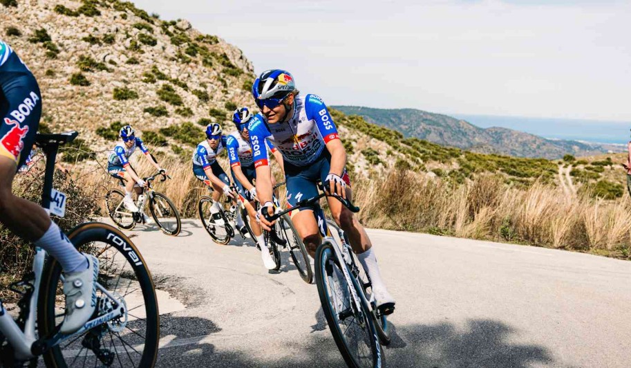 girodociclismo.com.br com remco evenepoel na equipe voce ganha mais respeito gregario de evenepoel impressiona na estreia e muda a dinamica da red bullborahansgrohe image 5