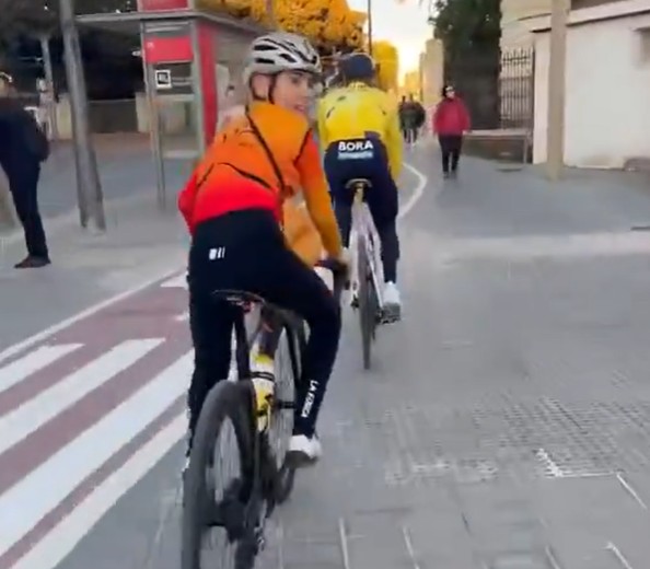 girodociclismo.com.br evenepoel vence em valencia e episodio com jovem fa gera debate nas redes image