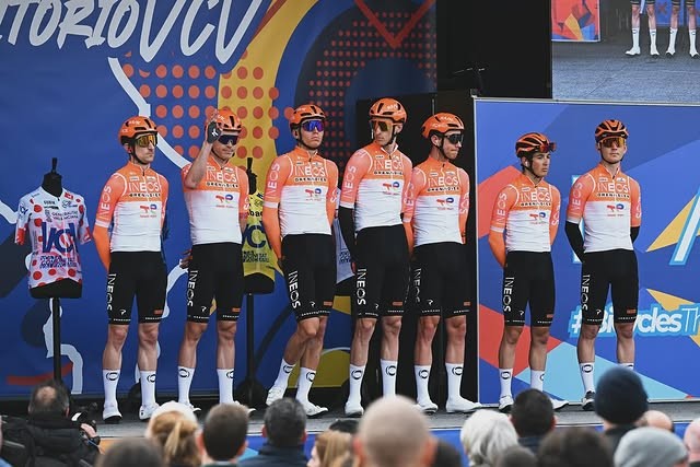 girodociclismo.com.br ineos grenadiers abandona as polemicas bermudas cinzas image 5