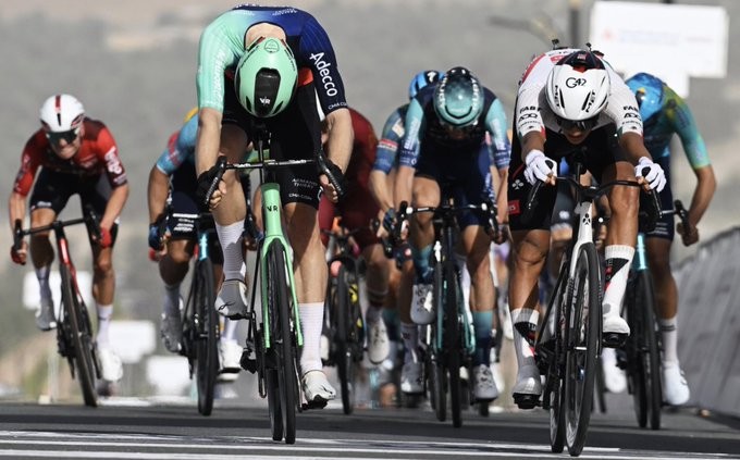 girodociclismo.com.br isaac del toro vence a 1a etapa do uae tour e assume lideranca confira os resultados e a chegada image 1