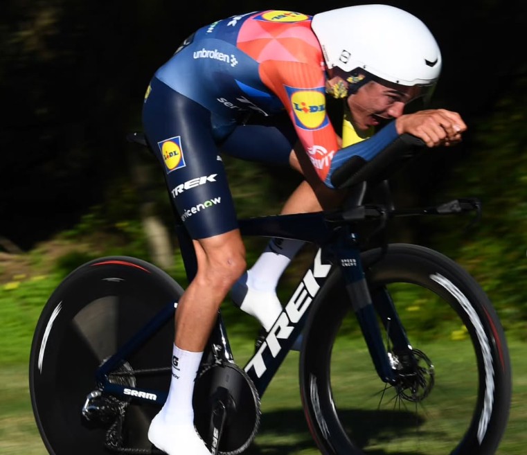 girodociclismo.com.br juan ayuso analisa o contrarrelogio da volta ao algarve se tiver que ser derrotado que seja por filippo ganna assista o video image