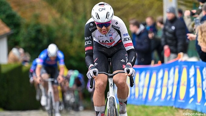 girodociclismo.com.br mathieu van der poel da detalhes da vitoria na omloop nieuwsblad foi o momento decisivo da corrida assista o video image