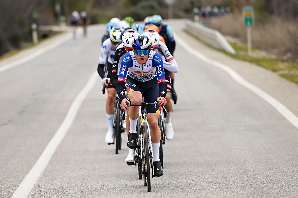 girodociclismo.com.br nao estou bravo com o jan christen maxim van gils nao culpa ciclista da uae emirates apos fratura na clasica jaen image 2