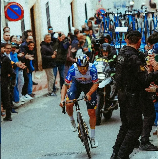 girodociclismo.com.br pedalei no limite ate o fim foi muito dificil remco evenepoel analisa a vitoria na 4a etapa da volta a valencia assista o video image 1