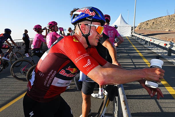 girodociclismo.com.br remco evenepoel enfrenta dia dificil na montanha e perde lideranca no uae tour image 1