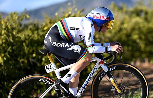 girodociclismo.com.br remco evenepoel fala apos vitoria na volta a valencia o vento estava muito forte respeito a organizacao assista o video image 1