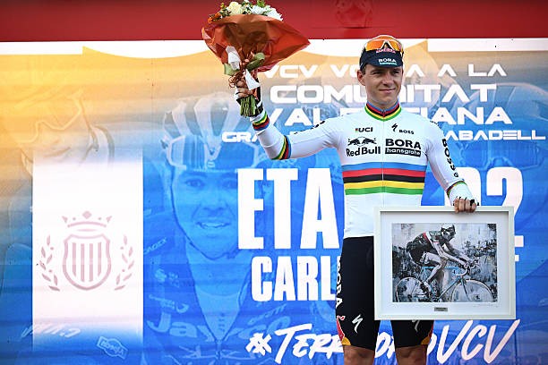 girodociclismo.com.br remco evenepoel fala apos vitoria na volta a valencia o vento estava muito forte respeito a organizacao assista o video image