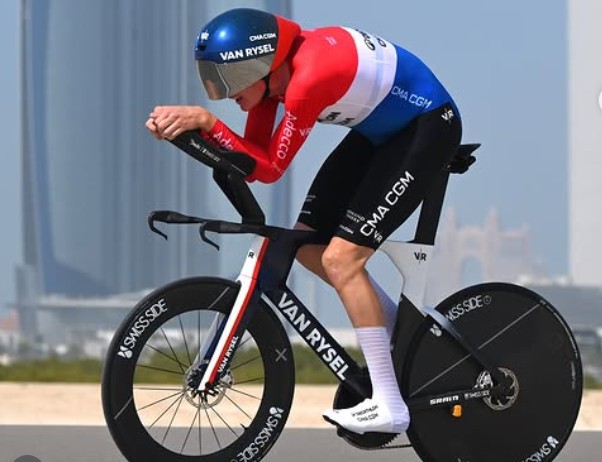 girodociclismo.com.br remco evenepoel vence contrarrelogio e assume lideranca do uae tour confira os resultados e a chegada image 13