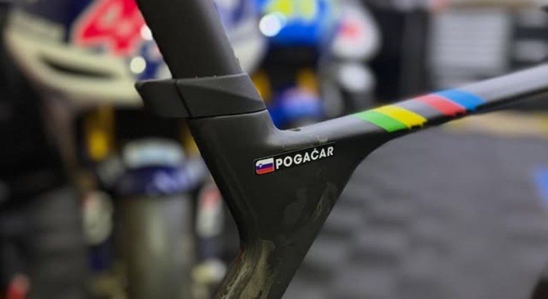 girodociclismo.com.br tadej pogacar da presente inesquecivel para ex piloto do moto gp ei essa e a minha bicicleta brinca pogacar nas redes sociais image 4