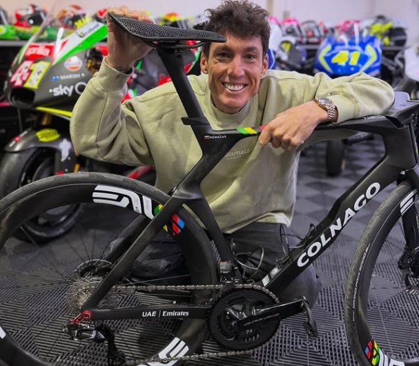 girodociclismo.com.br tadej pogacar da presente inesquecivel para ex piloto do moto gp ei essa e a minha bicicleta brinca pogacar nas redes sociais image