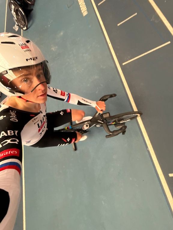 girodociclismo.com.br tadej pogacar e ofendido por fa apos treino e reage nao se comportem como adolescentes mimados image 1
