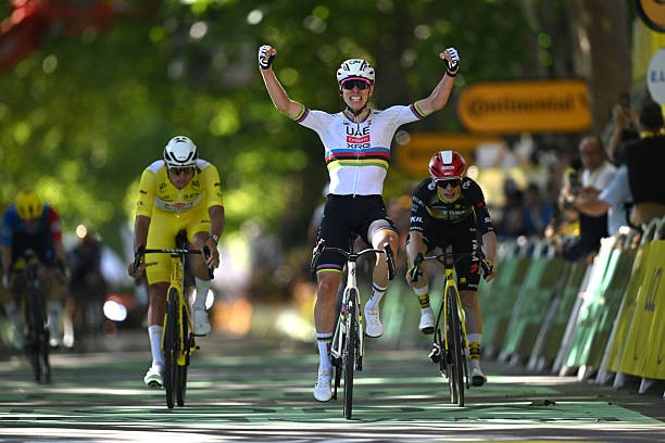 girodociclismo.com.br tadej pogacar vai progredir ainda mais em 2026 diretor da uae emirates envia recado aos rivais do campeao mundial assista o video image 1