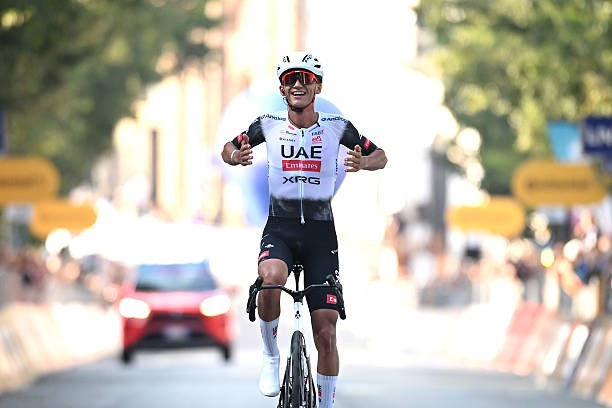 girodociclismo.com.br uae emirates revela forte equipe para o uae tour com isaac del toro e adam yates na lideranca assista o video de apresentacao image 3