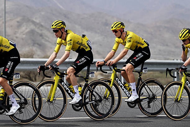 girodociclismo.com.br visma lease a bike sofre reves no 1o duelo com a uae emirates equipe com somente 5 ciclistas para o tour de oma image