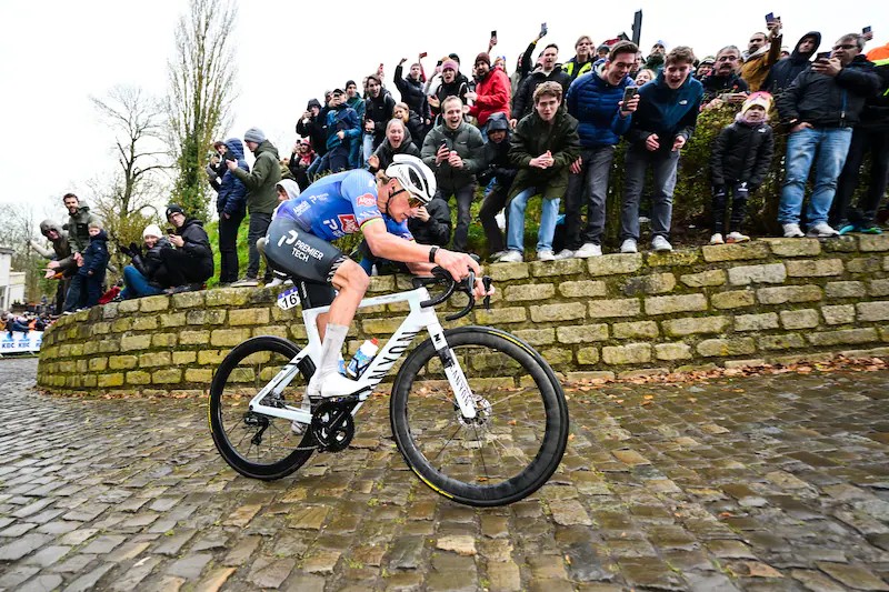 girodociclismo.com.br vitoria dominante marca estreia historica de mathieu van der poel na omloop het nieuwsblad image