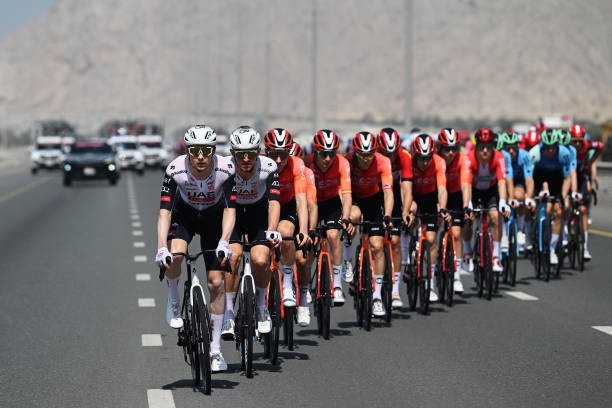 girodociclismo.com.br voce ve tadej pogacar comendo um pedaco de bolo isso ajuda gregario da uae emirates fala sobre a estrutura da equipe image 4