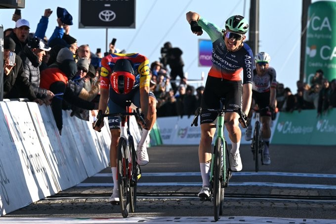 girodociclismo.com.br volta ao algarve 2026 paul seixas vence 2a etapa juan ayuso assume lideranca confira os resultados e assista a chegada image 4