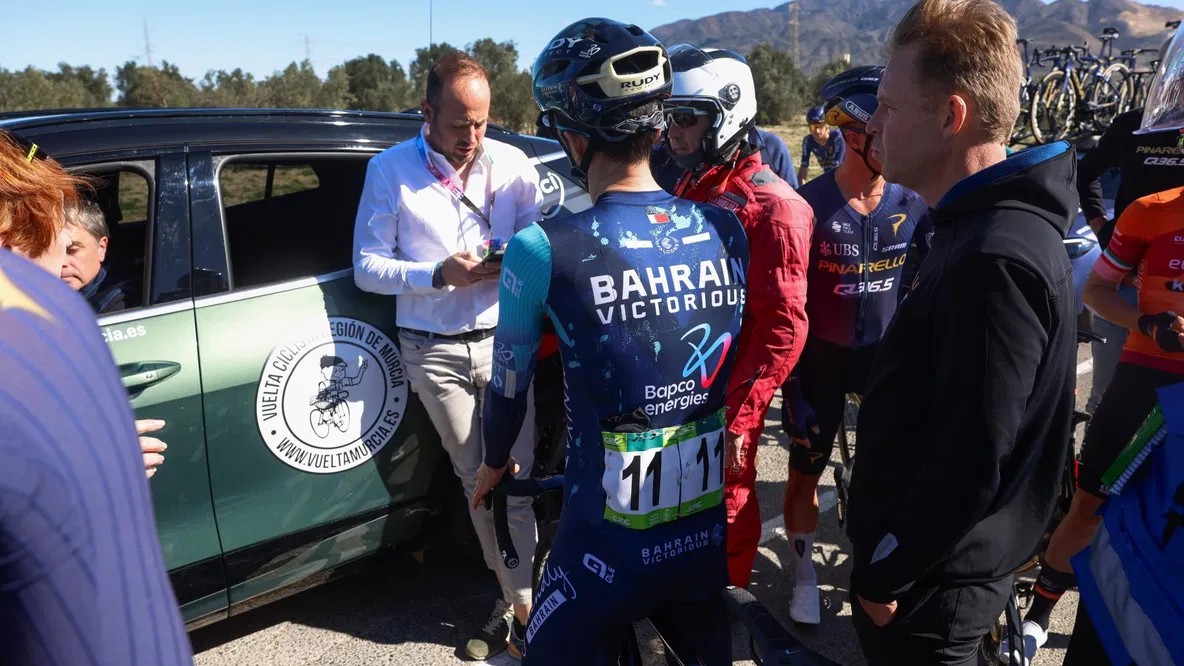 girodociclismo.com.br vuelta a murcia tem etapa rainha neutralizada ciclistas chegaram a ser jogados para fora da estrada pelos fortes ventos assista o video image