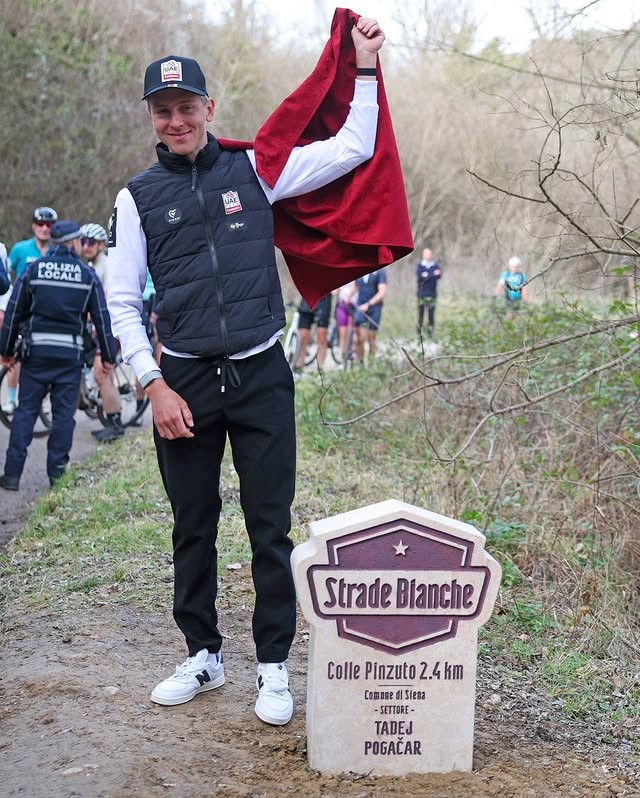 girodociclismo.com.br agora e oficial tadej pogacar e nome de iconico setor da strade bianche e diferente de um trofeu que se recebe no podio assista o video image 1