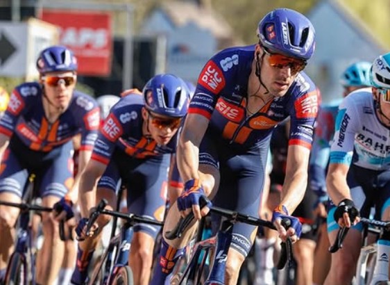 girodociclismo.com.br campeao holandes sofre 11 fraturas e colapsa pulmao apos grave queda ciclista devera enfrentar longo periodo de recuperacao image