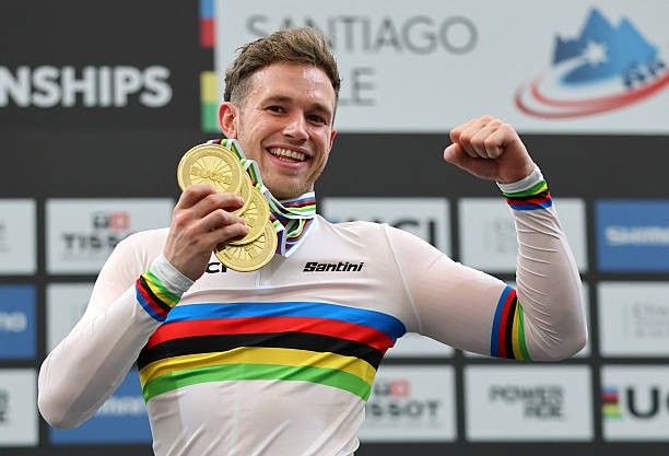 girodociclismo.com.br campeao mundial de ciclismo de pista aceita desafio e explode melancia com a forca das coxas assista o video image 3