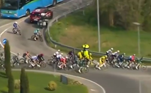 girodociclismo.com.br cena inusitada na milan sanremo fuga erra percurso e tem planos frustrados assista o video image 2