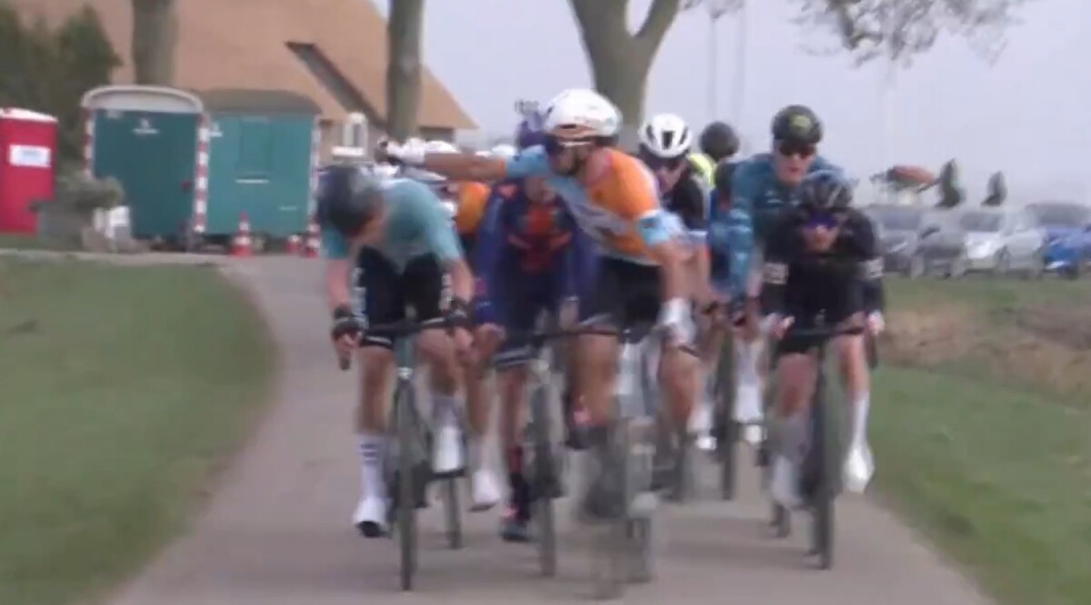girodociclismo.com.br ciclista agride adversario durante classica holandesa nsn cycling se pronuncia lamentando o episodio assista o video image 4