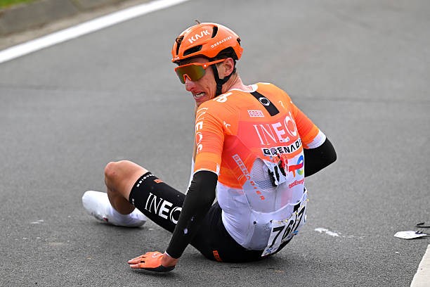 girodociclismo.com.br ciclista da ineos descreve queda impressionante na gent wevelgem e como se o mike tyson tivesse me dado um soco assista o video image