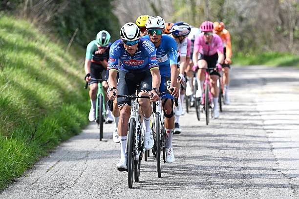 girodociclismo.com.br ciclista do worldtour descreve ataque de mathieu van der poel vi seus colegas gritando para ele parar image 2