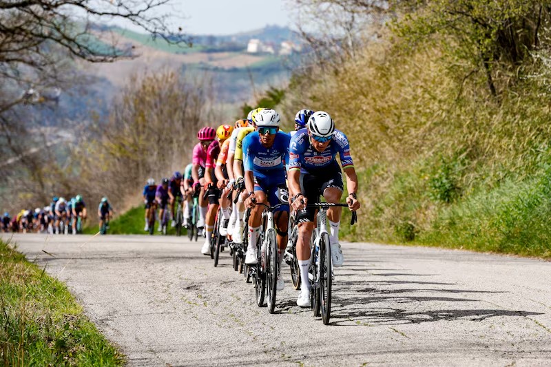 girodociclismo.com.br ciclista do worldtour descreve ataque de mathieu van der poel vi seus colegas gritando para ele parar image 5