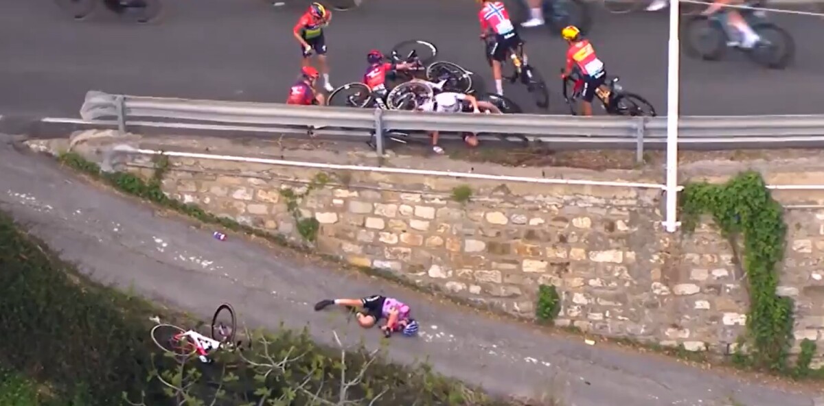 girodociclismo.com.br ciclista sofre multiplas fraturas apos grave queda na milan san remo assista o video image