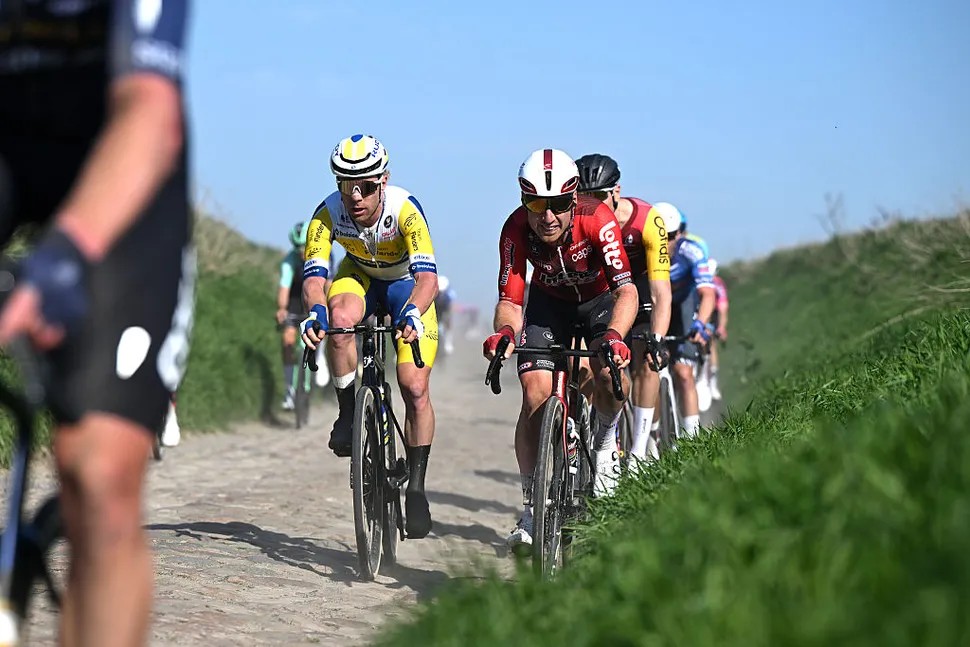 girodociclismo.com.br curioso caso na belgica ciclista perde selim e percorre longo trecho pedalando em pe eu podia ficar entre os 10 assista o video primeiros image 1