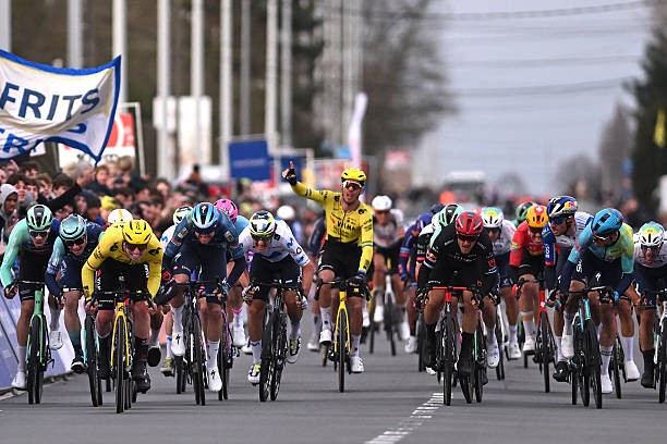 girodociclismo.com.br foi uma loucura voce ve uma queda atras da outra e assustador campeao da kuurne bruxelas kuurne revela superacao em vitoria image 1