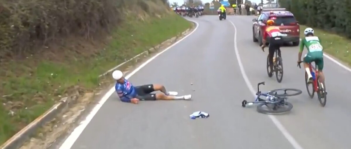 girodociclismo.com.br gregario de mathieu van der poel e atropelado por motocicleta da tv na tirreno adriatico assista o video image