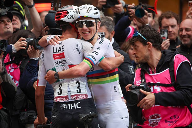 girodociclismo.com.br isaac del toro celebra podio e destaca estrategia da uae apos vitoria de pogacar na strade bianche image 5