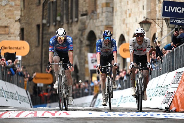 girodociclismo.com.br isaac del toro fala apos assumir lideranca da tirreno adriatico era algo que eu queria este ano assista o video image 1