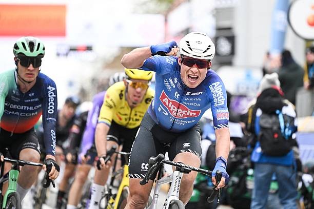girodociclismo.com.br jasper philipsen vence edicao epica da in flanders fields 2026 apos sprint dramatico image 14