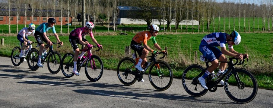 girodociclismo.com.br le samyn 2026 jordi meeus vence em sprint eletrizante wout van aert sofre furo e fica fora confira os resultados e a chegada image 1