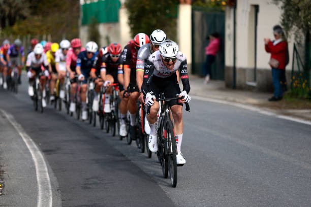 girodociclismo.com.br meu papel e guiar tadej pogacar ate a base da cipressa estrategia da uae emirates para a milan sanremo comeca a ser revelada image 3