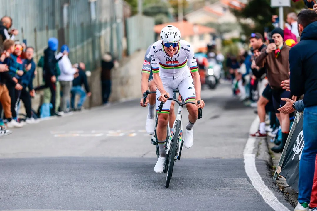 girodociclismo.com.br meu papel e guiar tadej pogacar ate a base da cipressa estrategia da uae emirates para a milan sanremo comeca a ser revelada image 6