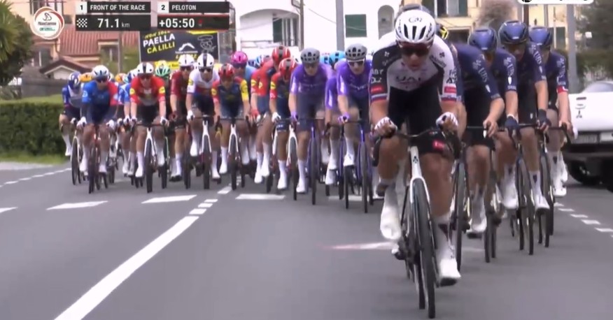 girodociclismo.com.br milan sanremo 2026 mathieu van der poel bate tadej pogacar e e campeao confira os resultados e a chegada image 13