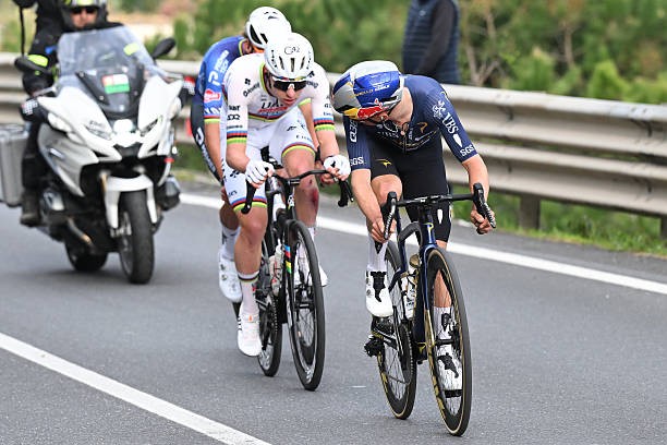 girodociclismo.com.br quando cai pensei que tudo tinha acabado tadej pogacar da detalhes da vitoria historica na milan sanremo assista o video image 2