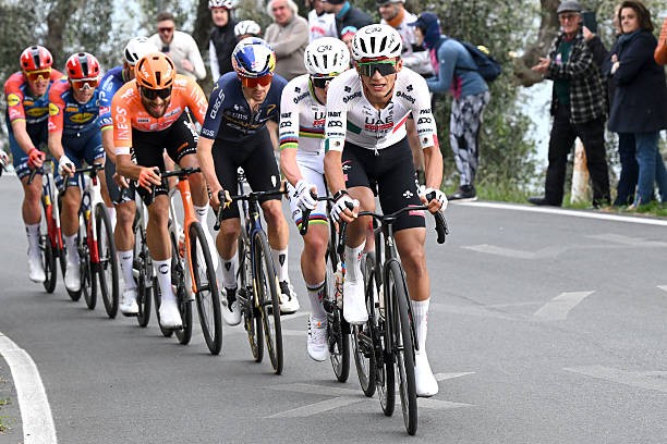 girodociclismo.com.br quando cai pensei que tudo tinha acabado tadej pogacar da detalhes da vitoria historica na milan sanremo assista o video image 3
