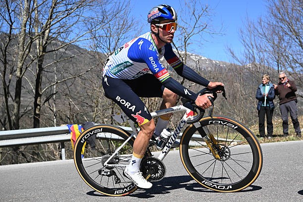 girodociclismo.com.br remco evenepoel em duelo historico com tadej pogacar e van der poel no tour de flandres crescem os boatos da participacao do belga no monumento image 2