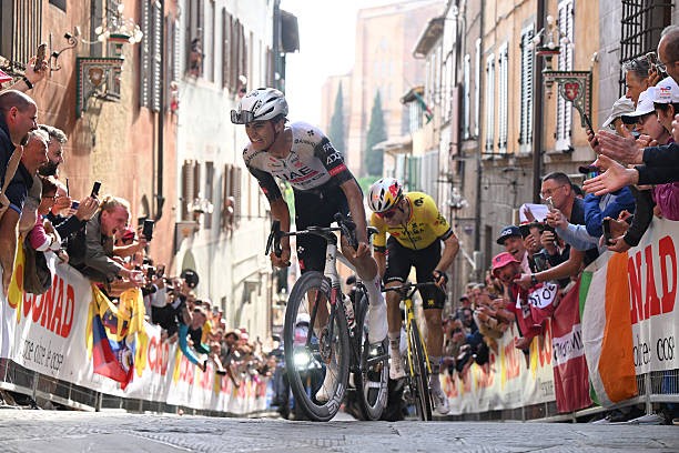 girodociclismo.com.br sera muito divertido mas nos sofreremos isaac del toro fala antes da largada da strade bianche assista o video image 1